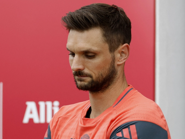 Usai Lama Mengilang, Sven Ulreich Umumkan Berita Duka
